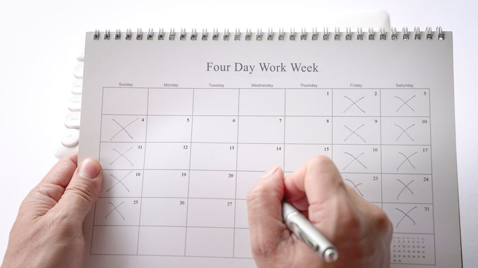 Semana de 4 dias: empresas britânicas testaram… e os resultados surpreendem