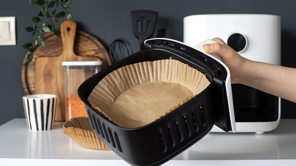 Sabias que há uma forma correta de usar o papel da air fryer (e sujar menos)?