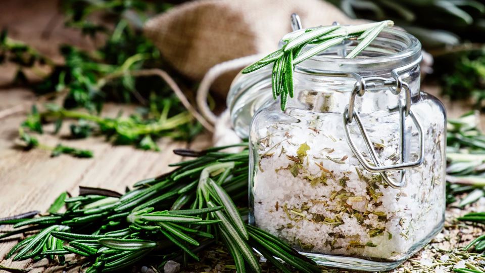 Alecrim e sal grosso: estás longe de imaginar o poder que têm