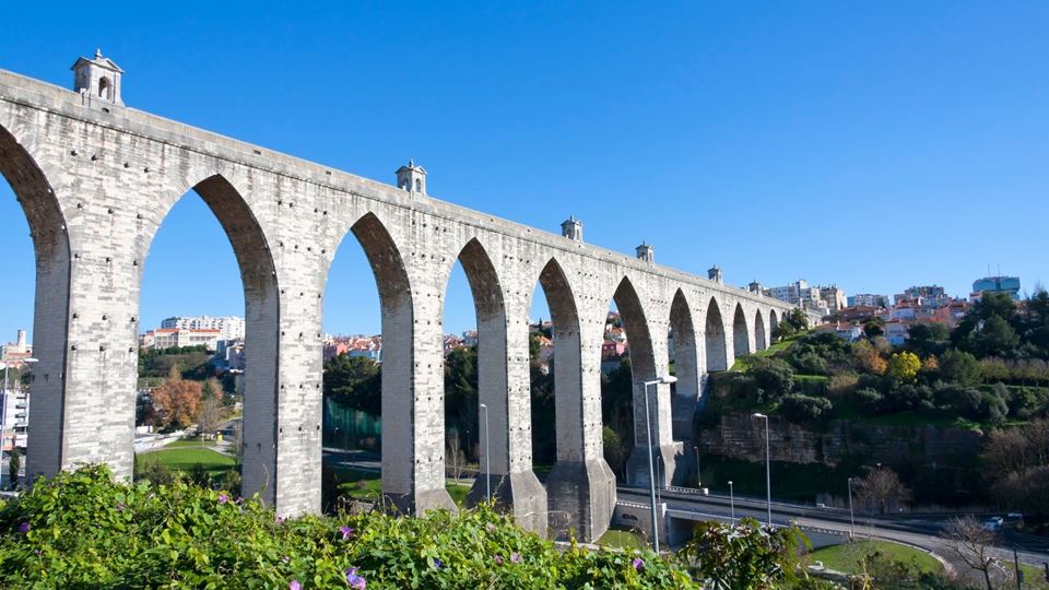 Der größte spitzbogenförmige Steingewölbebogen der Welt befindet sich in Lissabon und ist nur ein kleiner Teil eines gigantischen Monuments