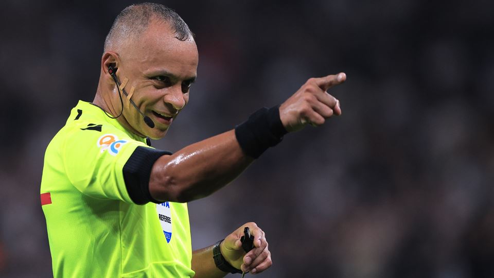 Árbitro brasileiro anunciou uma expulsão em inglês no Mundial 2026 e o momento tornou-se viral