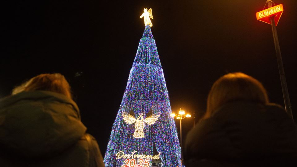 Esta é a maior árvore de Natal do mundo e já está acesa