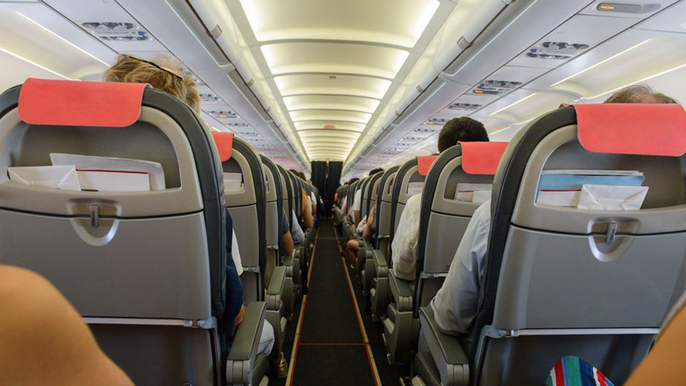 Assentos de avião em dois níveis: como funciona o novo conceito e o que pode mudar nas tuas viagens Assentos de avião em dois níveis: como funciona o novo conceito e o que pode mudar nas tuas viagens
