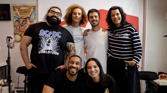 ÁTOA cantam "Tu na Tua" ao vivo no Tá Bonito