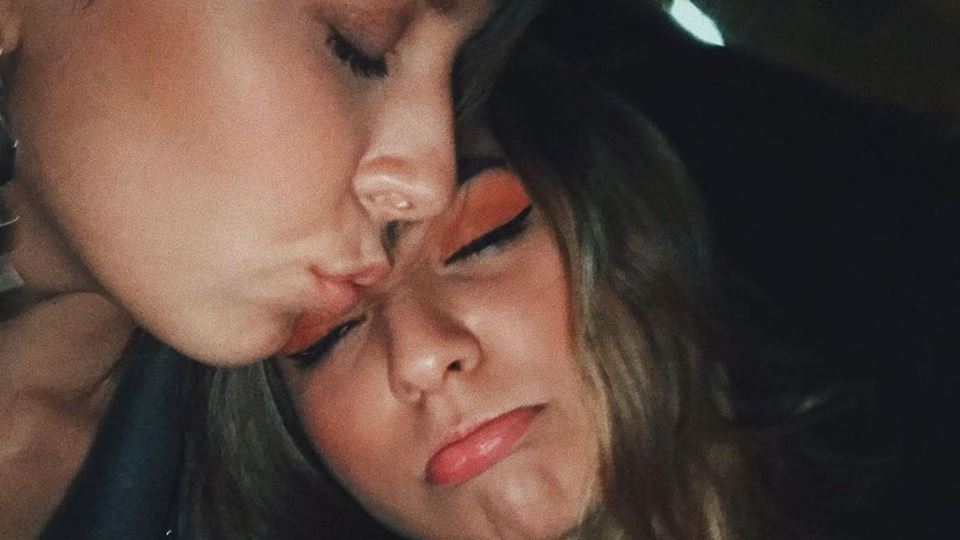 Bárbara Bandeira lança música em homenagem a Sara Carreira e emociona fãs