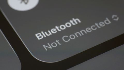 Desliga o bluetooth do telemóvel e protege-te de riscos invisíveis