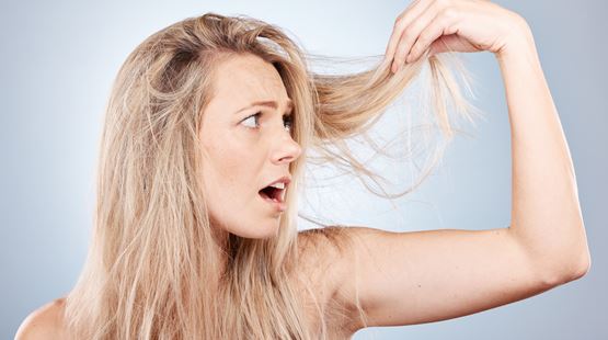 Chuva à vista? Aprende a manter o frizz longe do teu cabelo Chuva à vista? Aprende a manter o frizz longe do teu cabelo