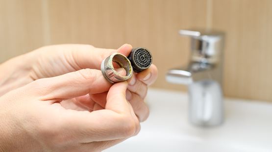 Adeus ao calcário nas torneiras: o truque simples que dispensa produtos caros Adeus ao calcário nas torneiras: o truque simples que dispensa produtos caros