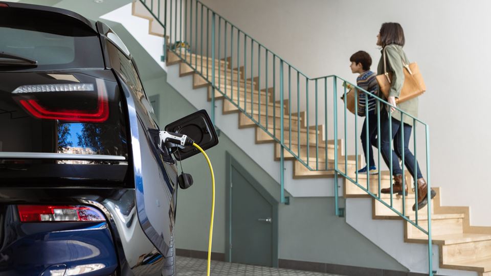 Posso caricare un'auto elettrica in una presa normale? La cura che non dovresti ignorare