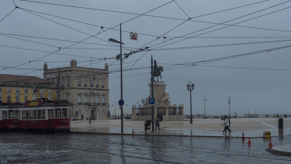 Depressão Cláudia deixa carros parcialmente submersos: eis as imagens