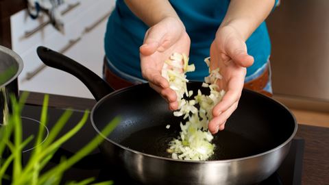 Alho ou cebola primeiro? O truque simples que muda o sabor do cozinhado