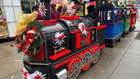 Está a chegar o comboio de Natal que vai andar pelas ruas da Baixa de Lisboa - a viagem é grátis
