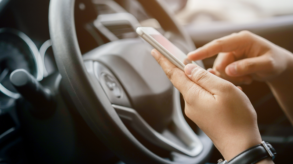Führerschein: Du kannst ihn jetzt per Handy erneuern. Sieh dir an, wer das tun kann und wie es funktioniert