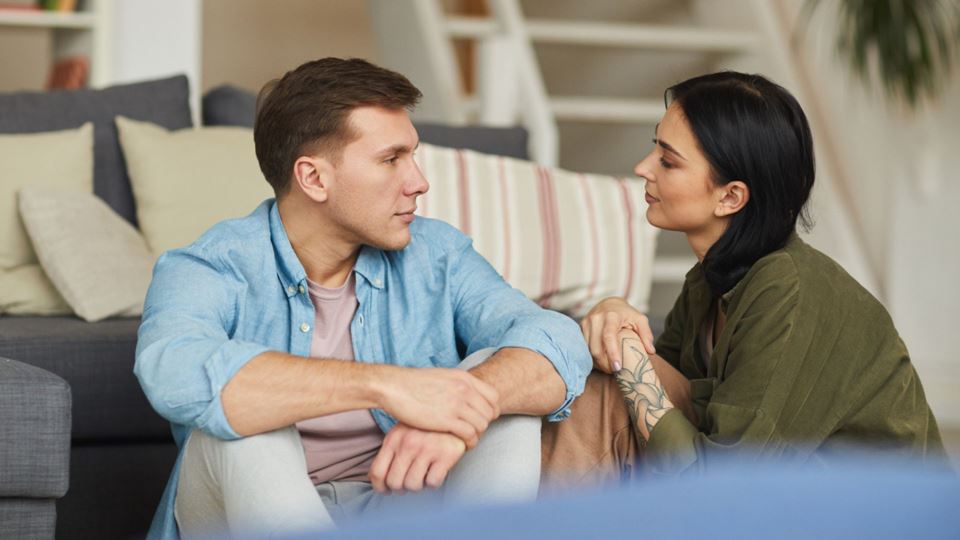 Preferir o silêncio às conversas banais pode revelar muito sobre a tua personalidade, segundo a psicologia