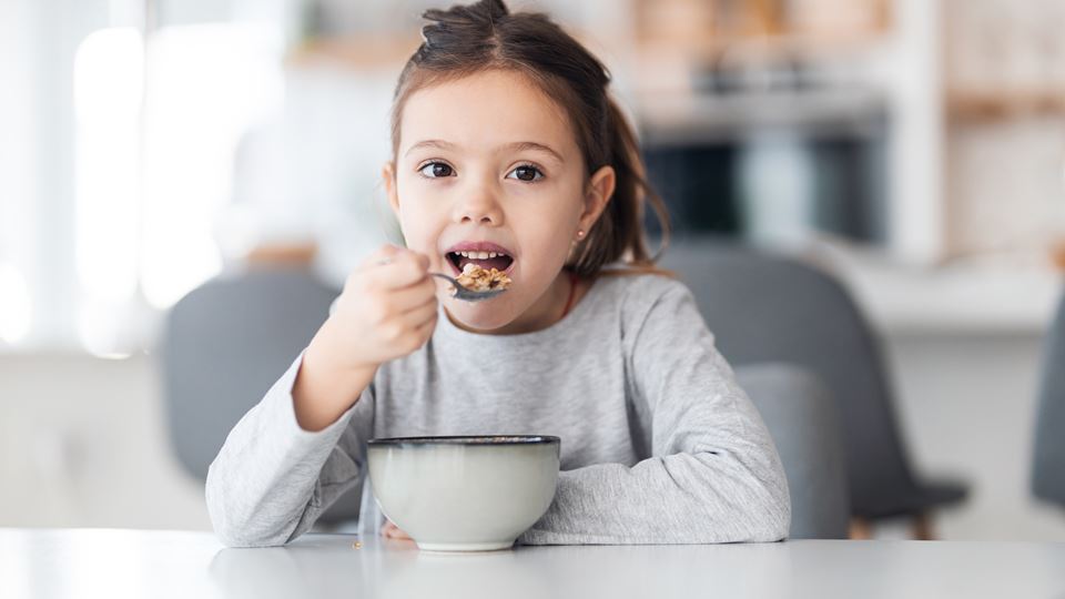 Colazione prima delle lezioni: cosa devono mangiare i bambini e gli errori da evitare