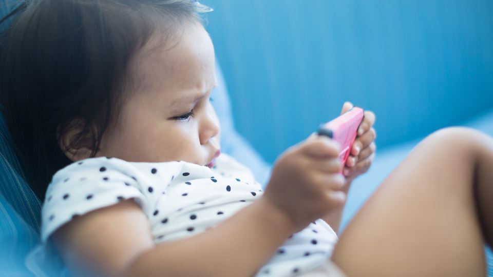 Quase metade dos portugueses não controla os conteúdos que os filhos pesquisam Quase metade dos portugueses não controla os conteúdos que os filhos pesquisam