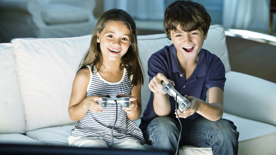 Più tempo davanti agli schermi può avere un effetto inaspettato sui bambini, rivela uno studio
