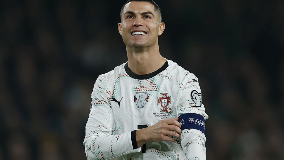 Porque é que Cristiano Ronaldo bebe água desta forma durante os jogos? A ciência explica Porque é que Cristiano Ronaldo bebe água desta forma durante os jogos? A ciência explica