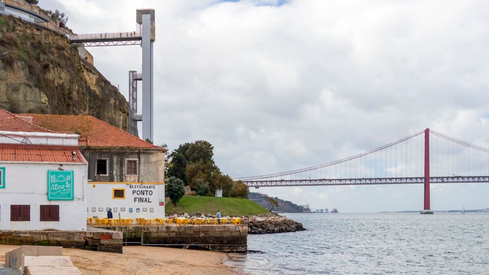 Um dos elevadores mais icónicos da margem sul voltou a abrir portas