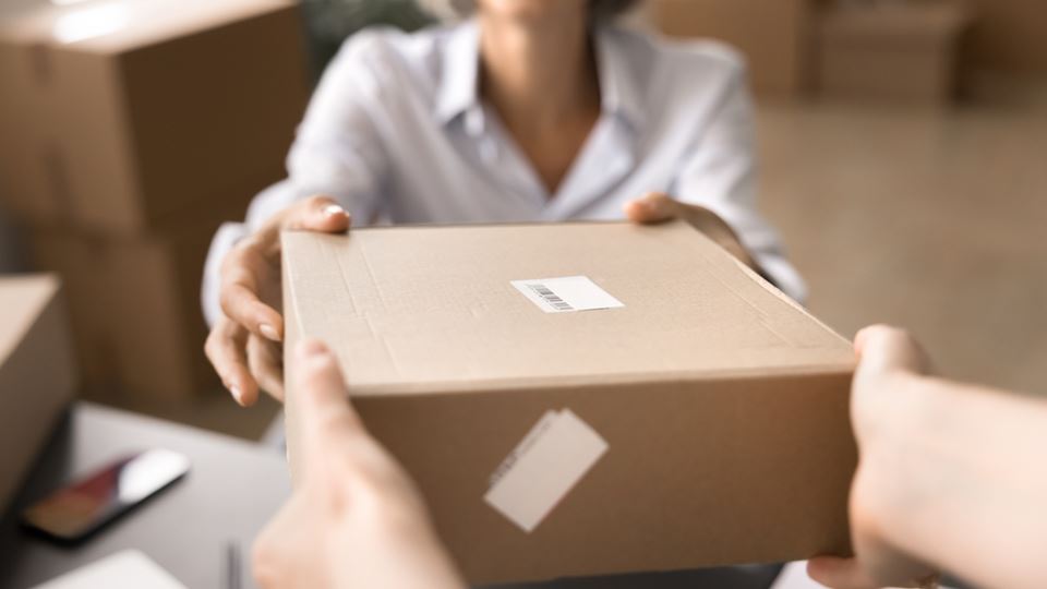 O que fazer antes de deitar fora caixas de encomendas para proteger dados pessoais