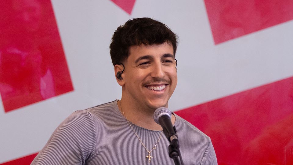 Fernando Daniel canta "Dois" ao vivo na RFM