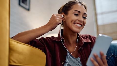 Porque é que os fones com fios estão de volta?