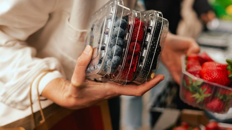 Se não pesas a fruta e os legumes embalados, podes estar a pagar mais