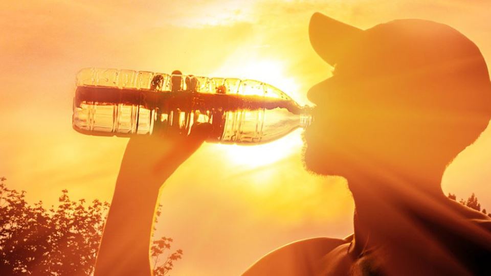 homem-a-beber-agua-no-calor-topo1743d224_destaque_2col Incêndio em Vila Real ameaça aldeias. Governo descarta, para já, accionar ajuda europeia