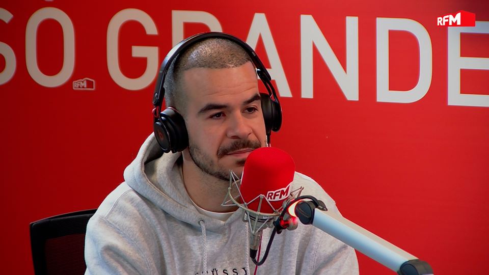 UM PSICÓLOGO POUCO INVASIVO