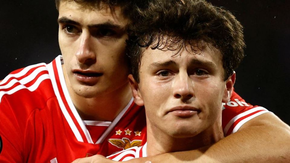 João Neves é aplaudido e emociona-se no primeiro jogo após a morte da mãe -  RFM