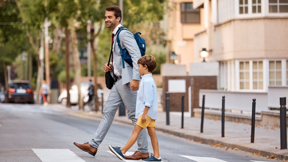 Genitori con figli a scuola possono assentarsi dal lavoro: sai quante ore la legge permette?