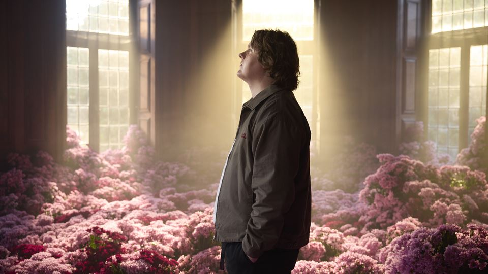 Lewis Capaldi vai atuar em Portugal: 8 curiosidades que talvez não saibas sobre o cantor
