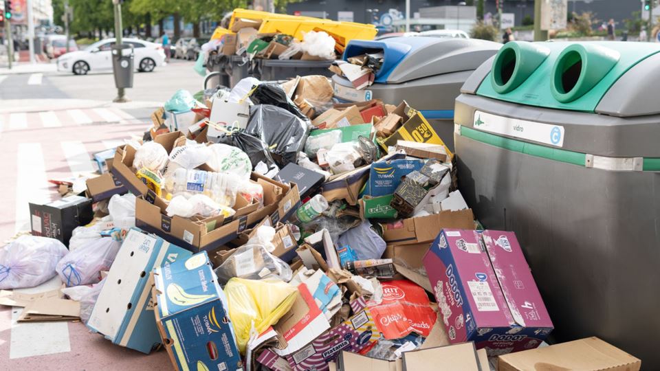 Cuidado: deixar lixo fora do contentor pode sair caro em Portugal