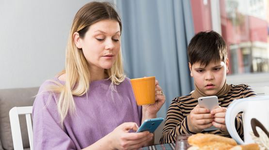 Crianças chegam à escola a pensar que livros funcionam como telemóveis, revela estudo Crianças chegam à escola a pensar que livros funcionam como telemóveis, revela estudo