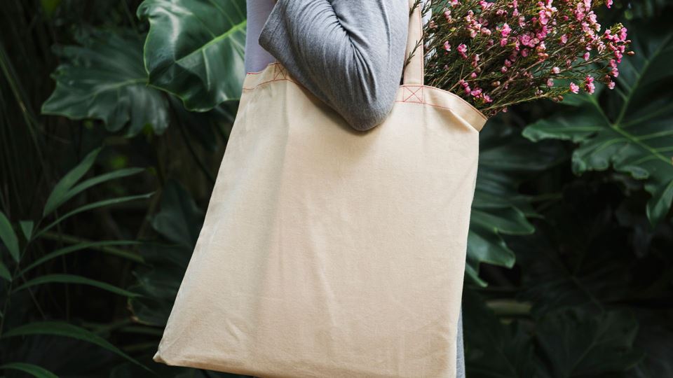 A nova tendência das “malas analógicas”: o acessório que está a afastar as pessoas do telemóvel