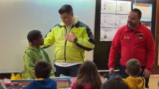 Menino de 9 anos que salvou a mãe ao ligar para o 112 recebeu uma distinção especial Menino de 9 anos que salvou a mãe ao ligar para o 112 recebeu uma distinção especial