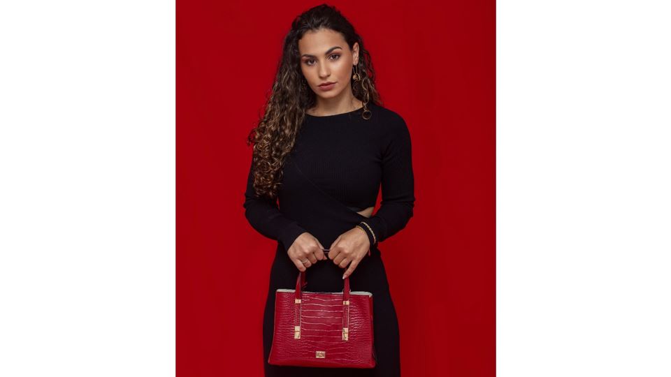 Mulher com mala na mão Mulher com mala na mão
