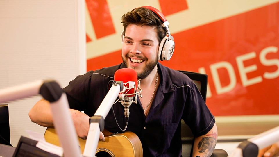 NOBLE CANTA "HONEY" NO CAFÉ DA MANHÃ