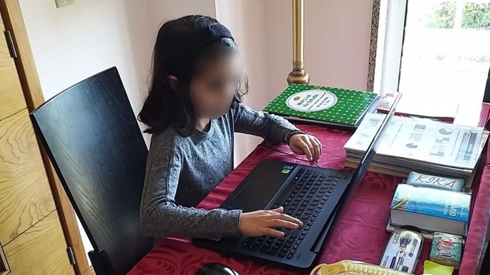 Nova Escola Aluna a assistir a uma aula Nova Escola Aluna a assistir a uma aula