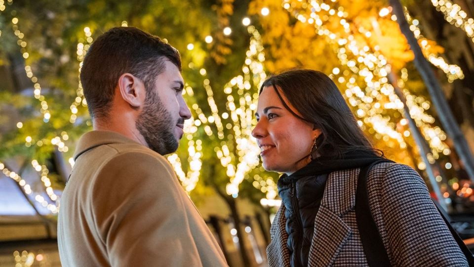 Olhar fixo durante uma conversa: sinal de interesse ou alerta? O que a Psicologia diz (e quase ninguém te explica)