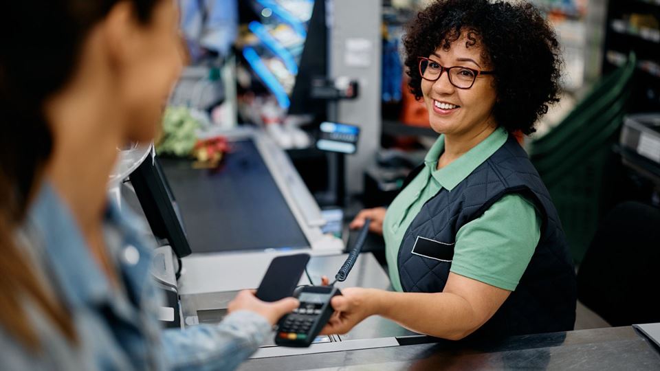 As frases que os funcionários das caixas de supermercado mais odeiam e ouvem todos os dias