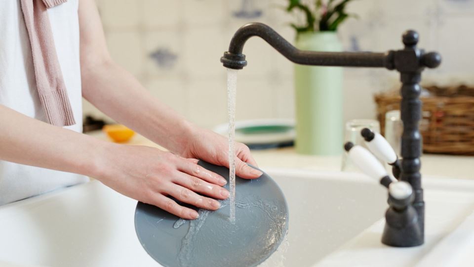 Pára tudo: passar a louça por água antes de lavar pode ser um erro Pára tudo: passar a louça por água antes de lavar pode ser um erro