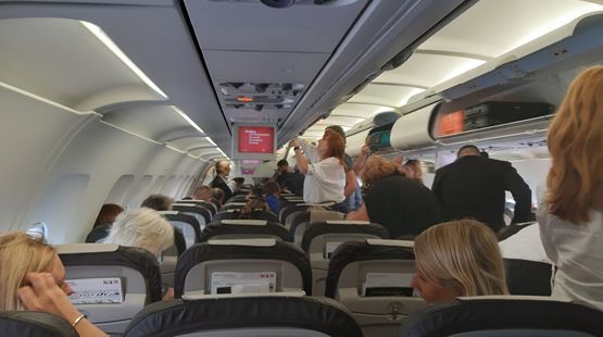 Porque é que as pessoas se levantam mal o avião aterra?