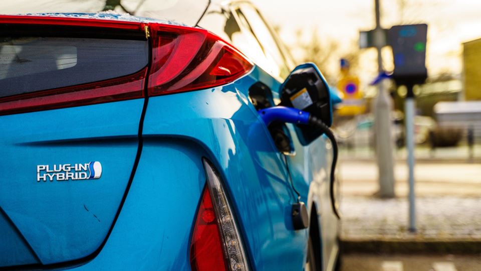 Os carros híbridos plug-in são mesmo ecológicos no dia a dia? Um estudo revela a realidade