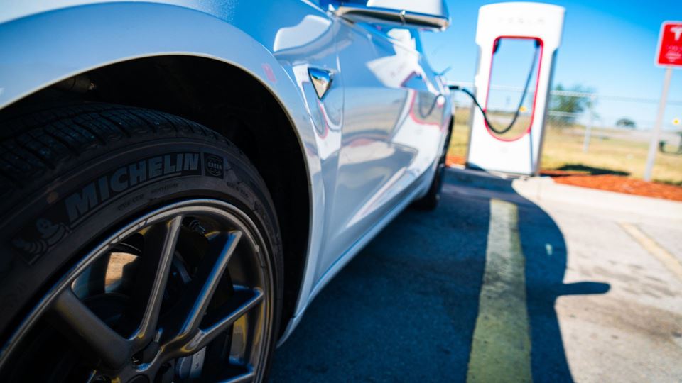 Carros elétricos gastam pneus mais rapidamente e há uma explicação Carros elétricos gastam pneus mais rapidamente e há uma explicação