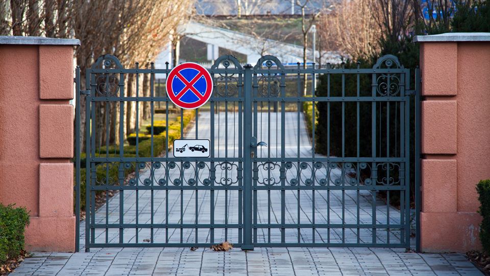 Können Sie ein „Nicht parken"-Schild an Ihrem Haustor anbringen? Was das Gesetz in Portugal sagt