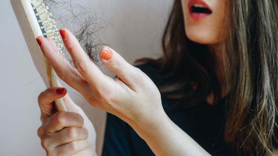 Água com calcário faz cair o cabelo? A resposta que ninguém te contou