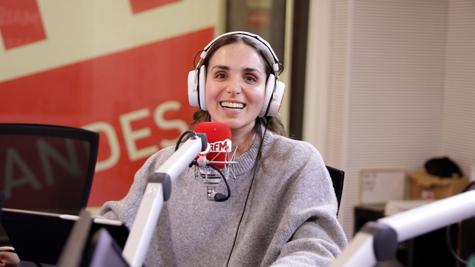 Rebeca Caldeira: "Usar fones, ok? Obrigada"