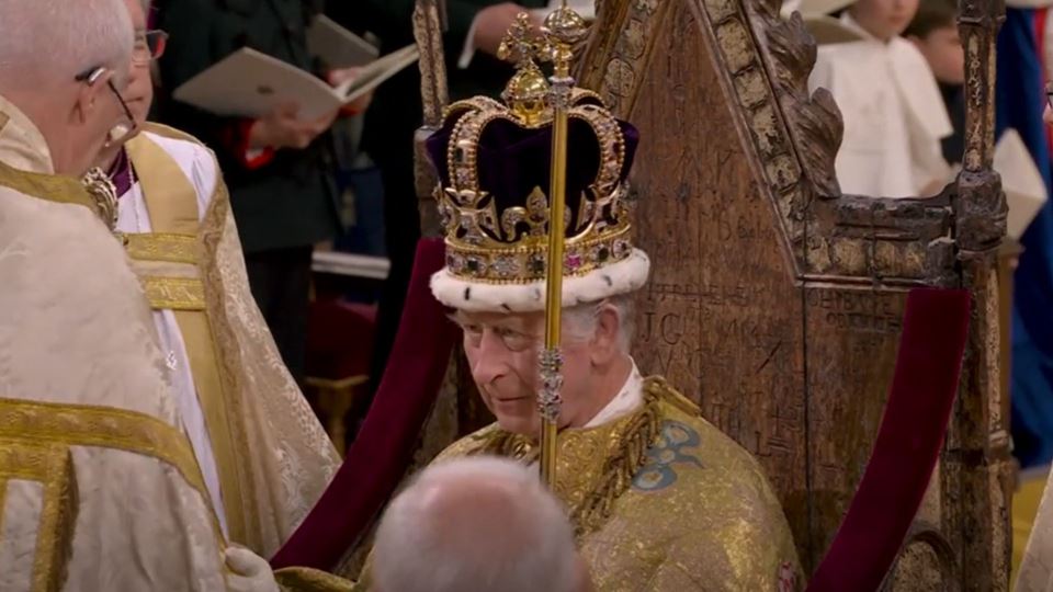 Imagem misteriosa, na coroação de Carlos III, está a dar que falar e levanta suspeitas
