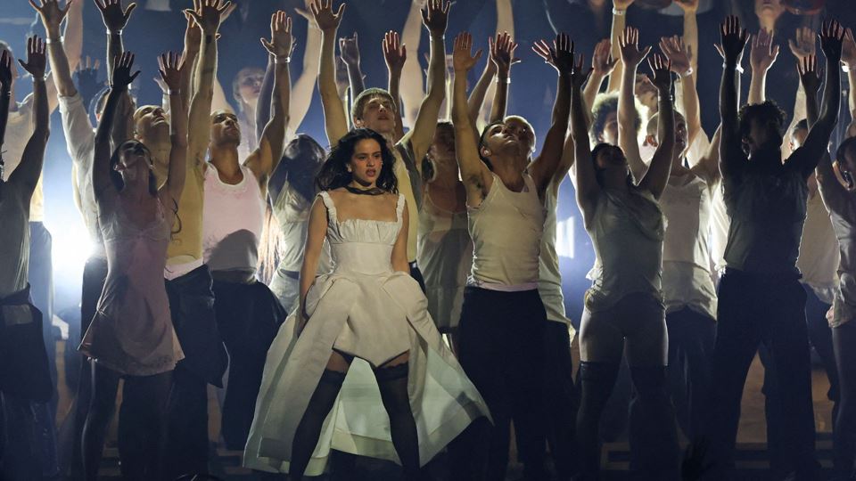 Vais ver Rosalía? Podes escrever-lhe uma mensagem num manto gigante em Lisboa